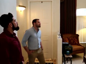 Обросший брюнет берет в рот хер гостя в гейской порнушке