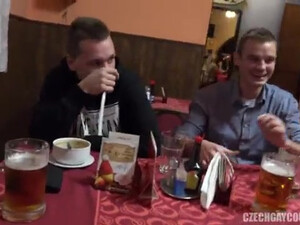 Пьяные студенты в пивбаре ебут друг друга в глотки