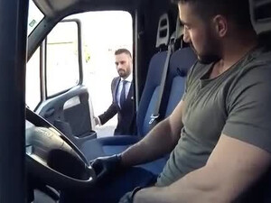 Два попутчика отлично поебались у авто в гей порно