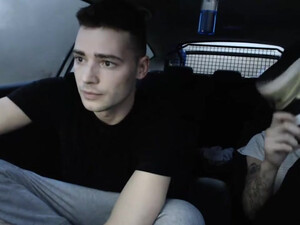 Студент облизал хер парня в автомобиле